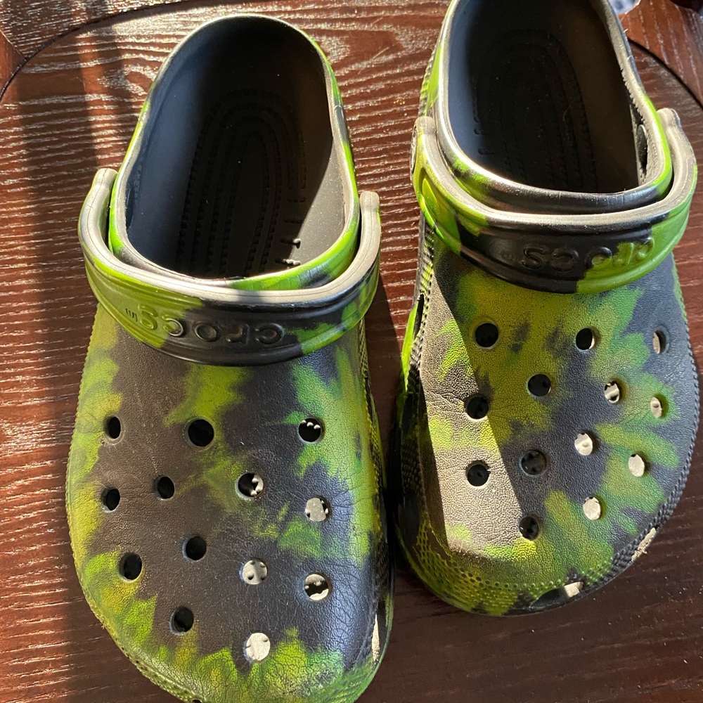Kids crocs - green and black tie dye effect.
